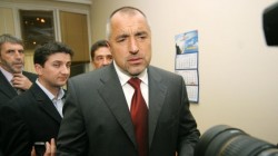 Хиляди от ГЕРБ посрещнаха с вувузели Борисов