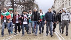 Пияни младежи продължават да протестират в София