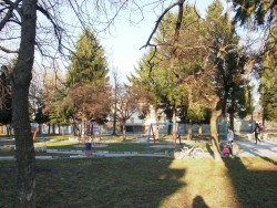 Подновяват детските площадки на територията на града