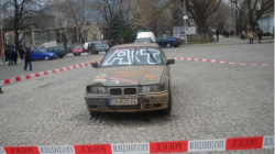 Мъж бесня с колата си пред община Сливен