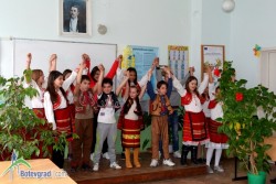 Клуб „Славееви гласове” посвети финалната си изява на 8-ми март