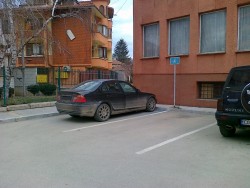 Представител на местната власт системно паркира на място за инвалиди