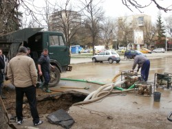 Градът е без вода от часове заради голяма авария