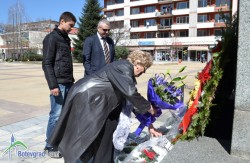Потомците на Стамен Панчев се поклониха пред неговия паметник в центъра на Ботевград