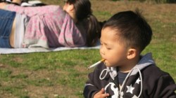 Тригодишен пушач взриви нета