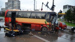 Зрелищна катастрофа - автобус отнесе такси и светофар