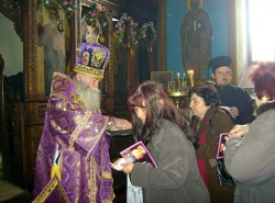 Митрополит Гавриил подари последната си книга на миряните от Ботевград