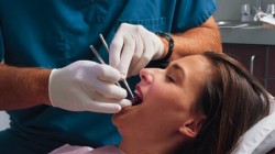 Съдят зъболекар "вадил" по два зъба на пациент