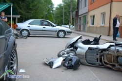 Младежи със скутер катастрофираха на ул. “Гурко”