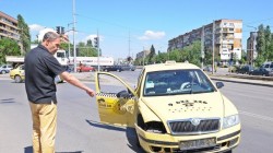 Пежо размаза такси на Ботевградско шосе 