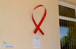 Метална червена панделка ще стои целогодишно на фасадата на ТПГ „Стамен Панчев”