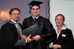 Възпитаник на гимназията се подготвя да управлява големите хотели в света 