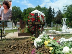 Погребаха съпругата на Джоко Росич до Петър Гюзелев и Стефка Съботинова  