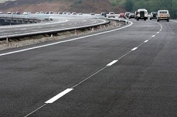 Аварирал ТИР затруднява движението по магистралата