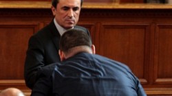 Орешарски заплашил БСП с оставка, ако не получи подкрепа за Пеевски