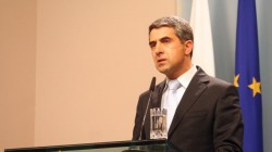 Плевнелиев: Заставам на страната на народа