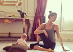 Вижте как Жизел Бюндхен практикува йога със 6-месечната си дъщеря