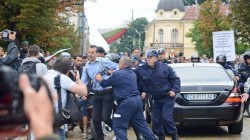 Протест блокира парламента, полиция извежда министрите от сградата  