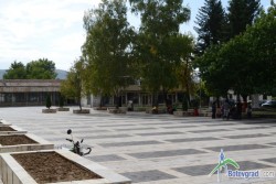 Две момичета са счупили стъкла на детската градина в Новачене