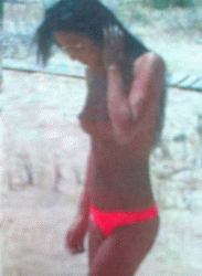 Ани Хоанг развя цици на плажа