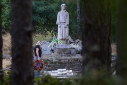 Легендата Роджър Уотърс положи цветя на гроба на Франк Томпсън в Литаково
