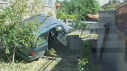 Кола със 7 пияни младежи влетя в двор в Мездра