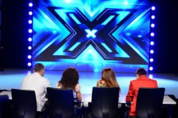 Комбайнер се прави на Том Джоунс в X Factor