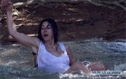 Моника Белучи се разголи във водопада Кочуша 
