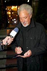 Том Джоунс щастлив, че е в София 