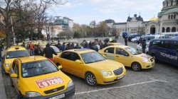 И таксиджиите на бунт край парламента 