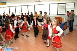 Ученици от ОУ „Н.Й.Вапцаров” поздравиха служителите на Бюрото по труда за Деня на християнското семейство