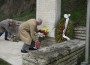 Свежи цветя пред паметника на подводничарите 