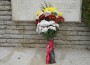 Свежи цветя пред паметника на подводничарите 