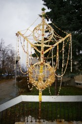 За 19 поредна година голяма сурвачка украси входа на ОУ "Васил Левски" - Правец