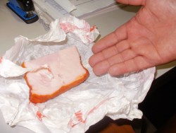 Ботевградчанин намери игла в пушен продукт от свинско месо