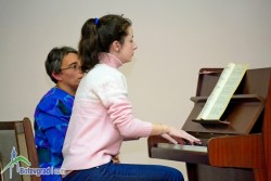 Коледен концерт изнесоха децата от музикалната школа при читалището