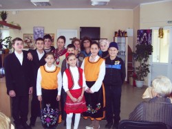 Ученици от ОУ "Отец Паисий” поднесоха коледен поздрав на възрастните хора от Врачеш  