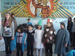 Ученици от Скравена представиха програма под наслов "Да посрещнем Коледа с надежда и доброта"