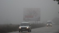 Мъгла затруднява движението по някои главни пътища  