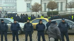 "Железен" полицейски обръч около парламента, военните щели да помогнат на протестиращите  