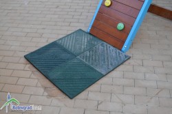 Обезопасиха пързалката на площад „Форум” ... в икономичен вариант 