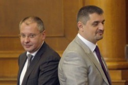 Кирил Добрев гласува против снемането на политическо доверие от Георги Първанов и Румен Петков