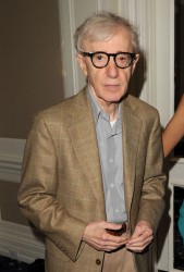 Уди Алън отрече да е блудствал с осиновената си дъщеря