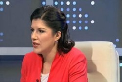 Жена седна на стола на Росен Петров