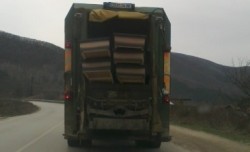 Боклукчийски камион превозва ковчези!