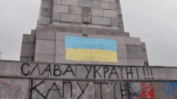 Паметникът на Съветската армия осъмна в цветовете на Украйна  
