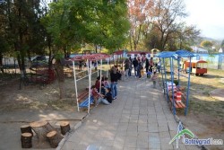 Ученици от ПГТМ "Христо Ботев" дариха мартеници и лакомства на децата от Дома в Гурково