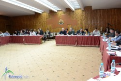 Въпреки мнението на юриста на Общинския съвет кметът нареди: "Гласувайте тази докладна, както съм я внесъл, пък да става каквото ще"