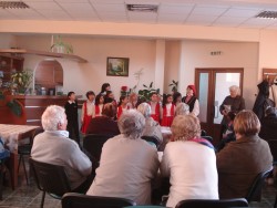 Учениците от ОУ „Св. Св. Кирил и Методий” – Скравена поздравиха своите баба и дядовци с литературно-музикална програма 