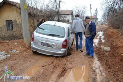 „Ситроен” пропадна в канализационна шахта  в Зелин